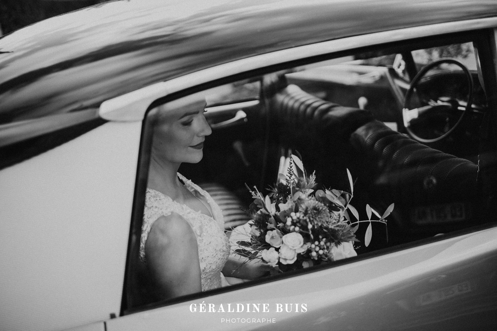 Arrivée de la mariée dans une voiture ancienne