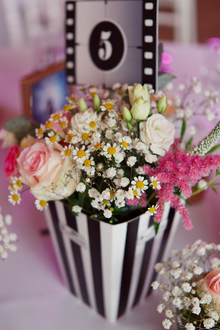 bouquet dans pots à popcorn