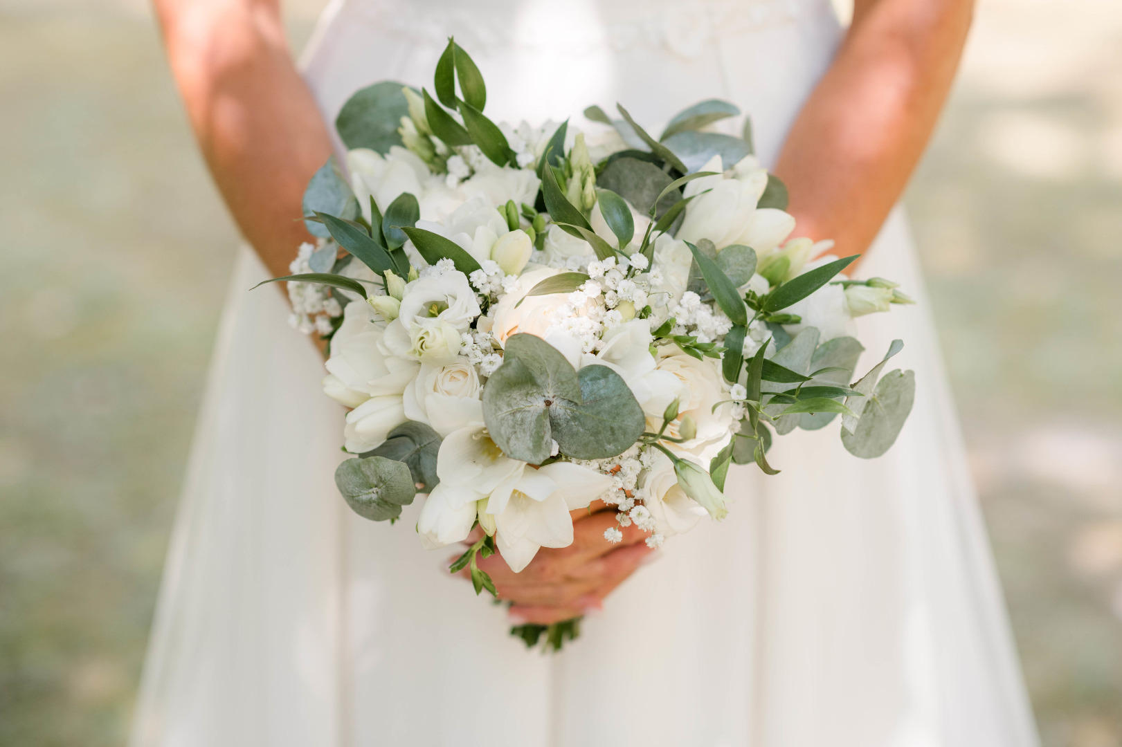 Bouquet très naturel blanc et végétal