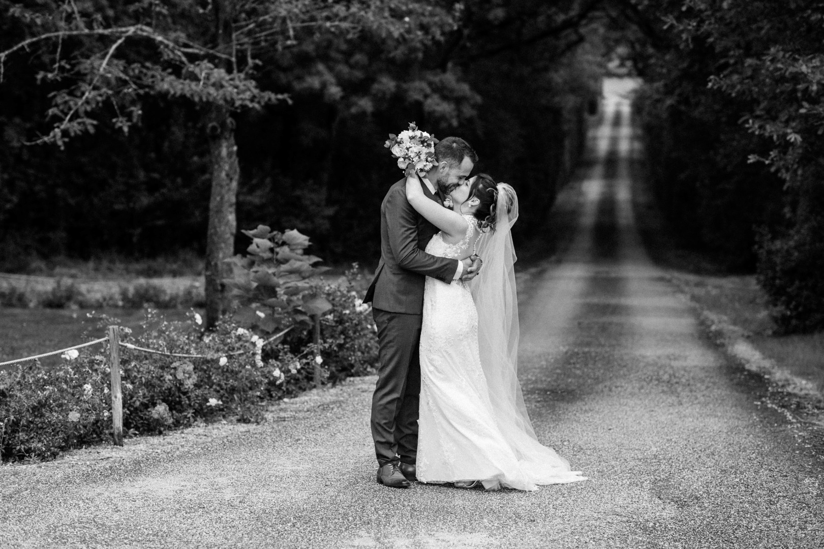 couple mariés au domaine Beausoleil près de Toulouse