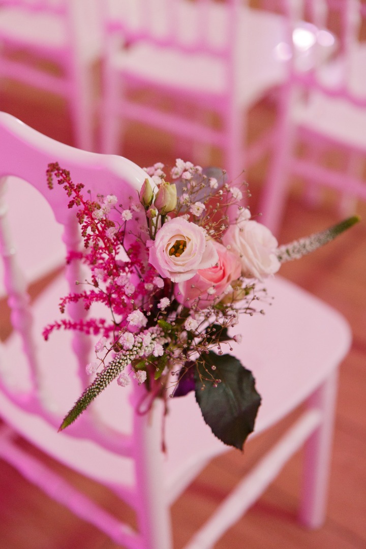 Décoration fleurs sur chaises