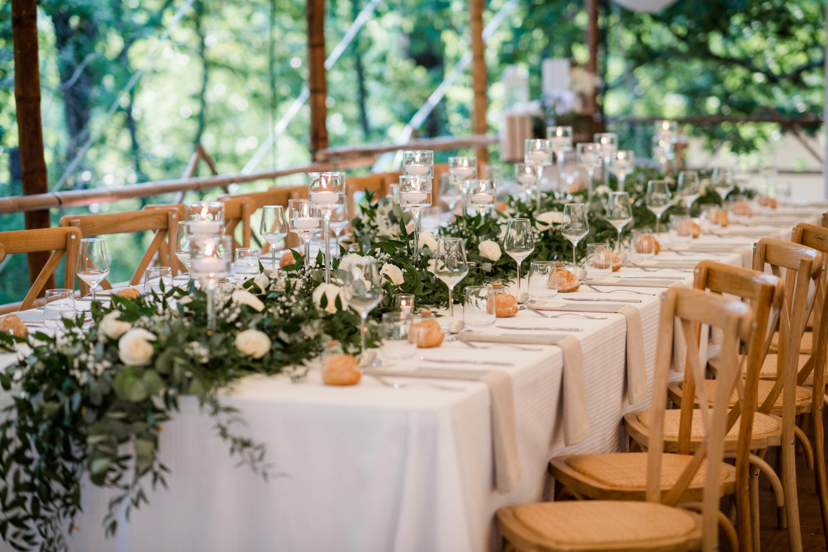 Grande table d'honneur et déco végétale en enfilade