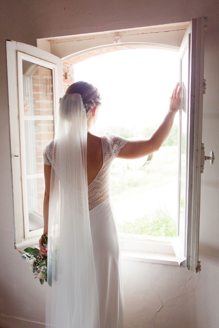 Mariée à la fenêtre robe