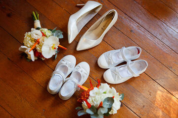 détails chaussures de la mariée et ses filles