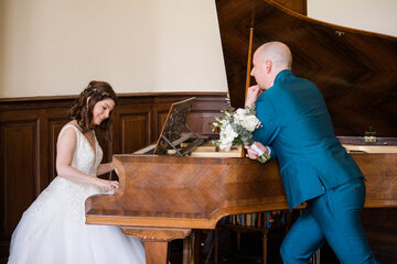 marié regarde sa femme au pian