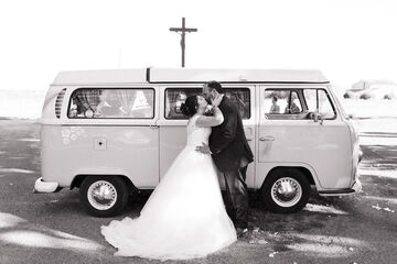 mariés devant leur van