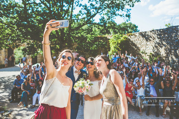 selfie au mariage avec l'aide d'une organisatrice