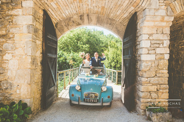 arrivée de couple de mariés en 2cv