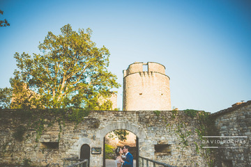photo de couple des maries dans un château.