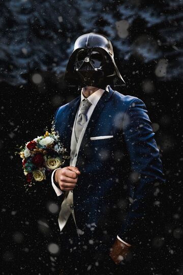 Marié en costume avec masque Dark Vador