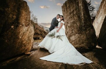 Mariés en robe et costume Montagne
