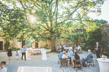 déco pour le vin d'honneur sous un arbre