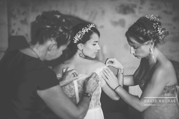 habillage de la mariée avec sa maman et sa sœur