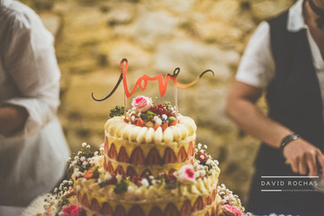 gâteau de mariage avec tendance de fleurs fraîches
