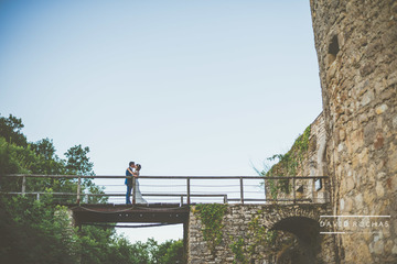 les maries sur un pont levis