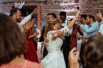 La mariée sur la piste de danse