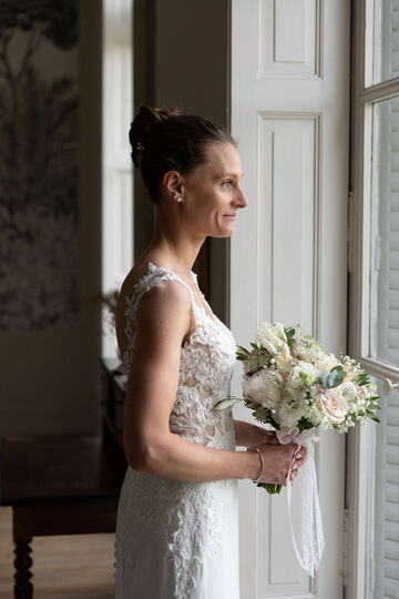 mariée et son bouquet 