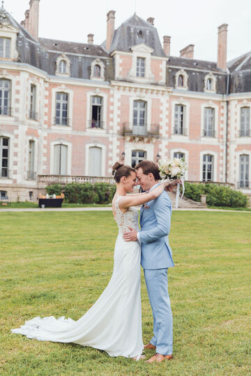 mariés devant le château de la Baronnie 