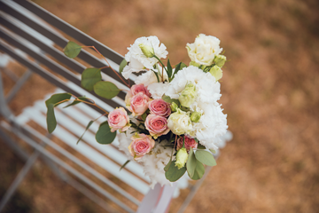 bouquet de fleurs sur banc