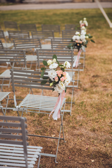 bouquet de fleurs sur banc