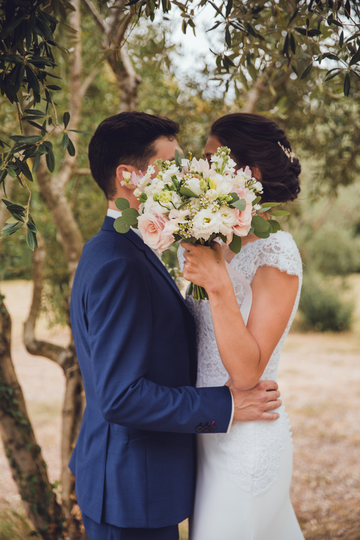 mariés caché derrière le bouquet