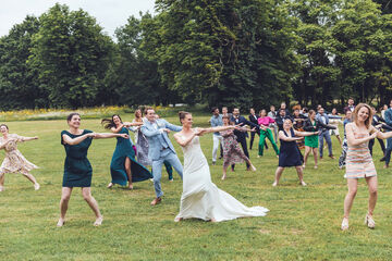 danse des mariés avec invités 