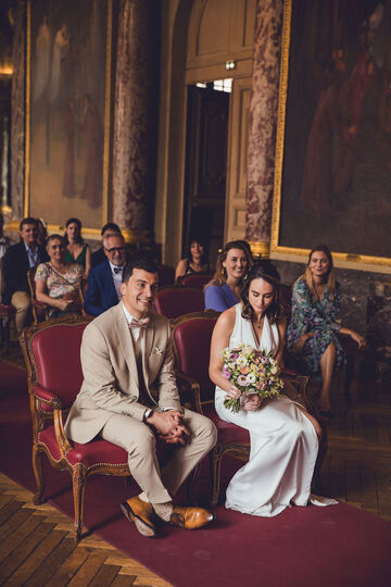 mariée regarde son bouquet 