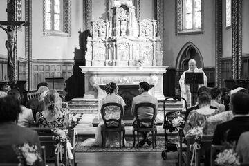 mariée devant l'autel