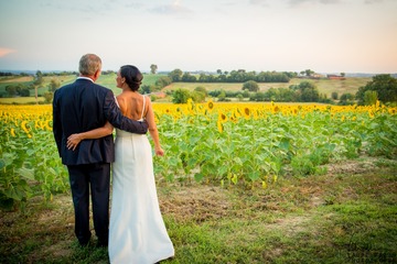 Se marier en extérieur dans un champs de tournesols dans le Gers