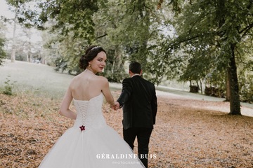 Calin d'une petite fille avec mariée