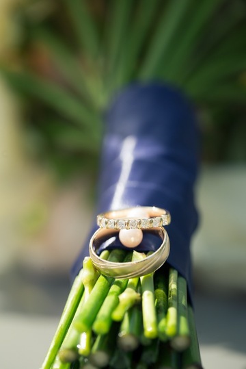 Alliances et bouquet de mariée