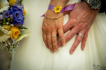Alliances et bracelet fleuri 
