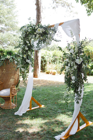 arche rectangle drapé blanc et fleurs vertes et blanches