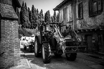 Arrivée de la mariée en tracteur