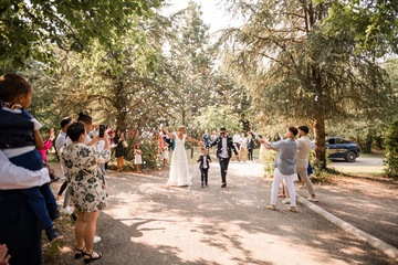 Arrivée des mariés sous les confettis