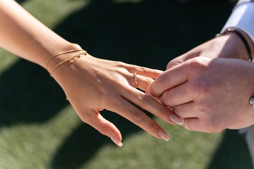 Bague au doigt