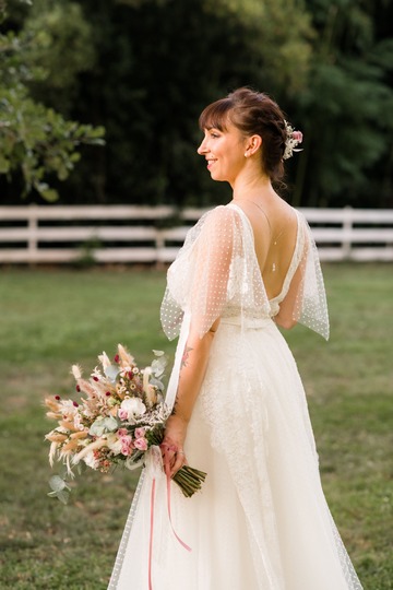 Bijou de dos et bouquet bohème