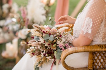 Bouquet bohème chic fleurs naturelles et fleurs séchées mélangées