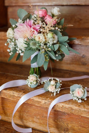Bouquet et bracelets assortis