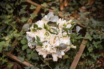 bouquet mariée ton naturel, blanc et vert végétal