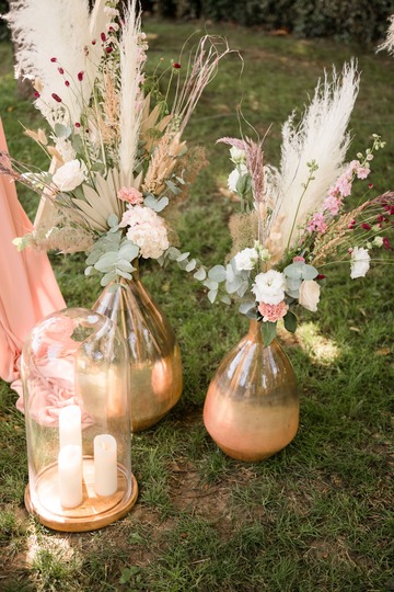 Bouquets et bougies pour cérémonie en extérieur