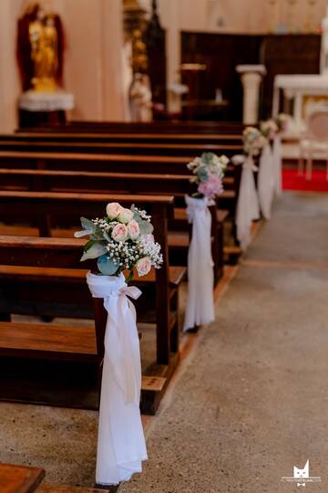 Bouquets sur les bancs de l'église