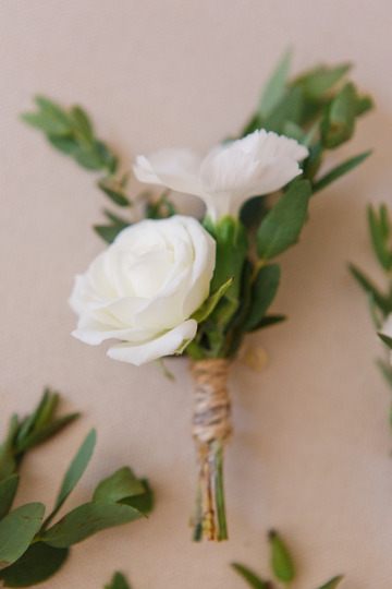 Boutonnière très simple blanc vert et cordelette