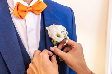 boutonnière fleurie sur costume