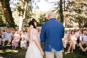 Cérémonie d'engagement sous les arbres du Manoir Du Thouron