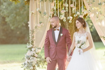 Cérémonie de mariage sous une arche fleurie