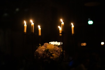 Chandelier fleuri sur table mariage