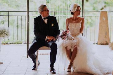 Mariage rétro avec plumes et paillettes sous une halle ancienne