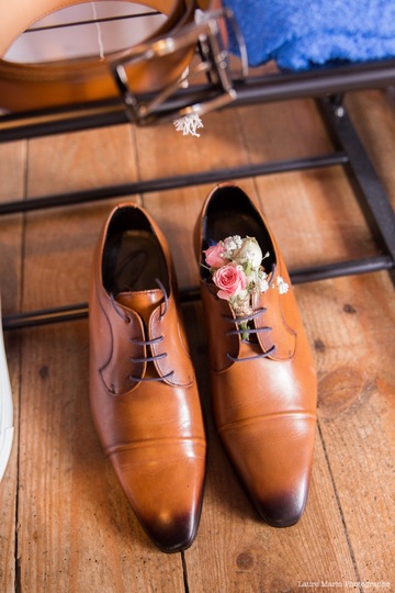 chaussures-marié-et-fleurs