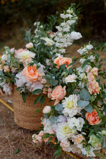 Compo fleurs dans panier osier 